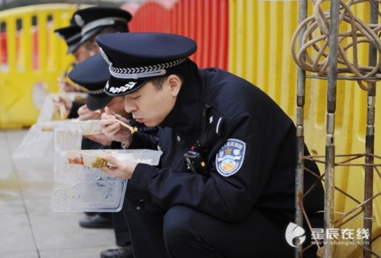 (比赛当天,忙碌的警察蜀黍就地吃盒饭.