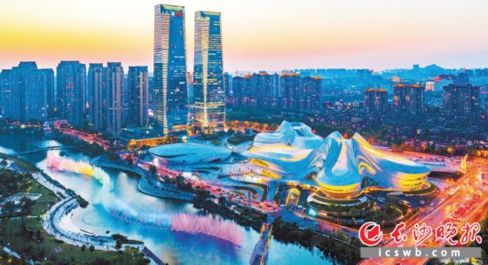 “五一”假期,梅溪湖上演多场音乐喷泉秀。长沙晚报全媒体记者 邹麟 摄