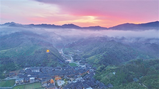 夕阳下的通道侗族自治县坪坦乡皇都侗文化村美轮美奂.记者 唐俊 摄